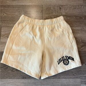 lululemon scuba mid-rise oversized 7” Graphic Short in Butter Cream